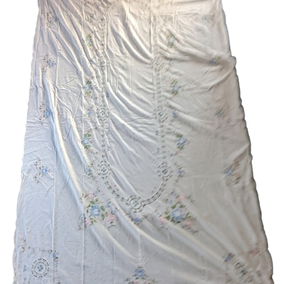 Vintage Embroidered Tablecloth 110"x60" Appliqued Crossstitch Flowers & Lace - Picture 6 of 6